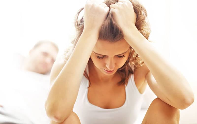 Couple se disputant au lit
