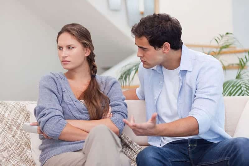 Couple se disputant dans le salon