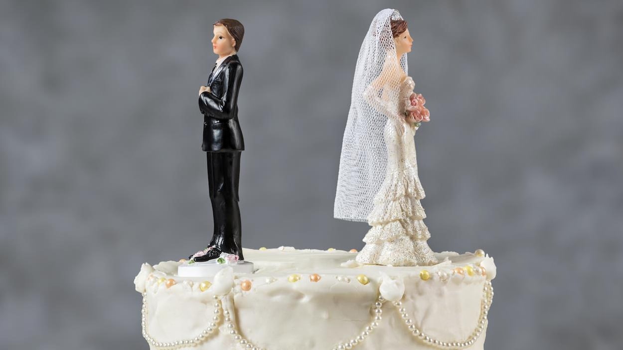 Femme décidée regardant vers l'avenir