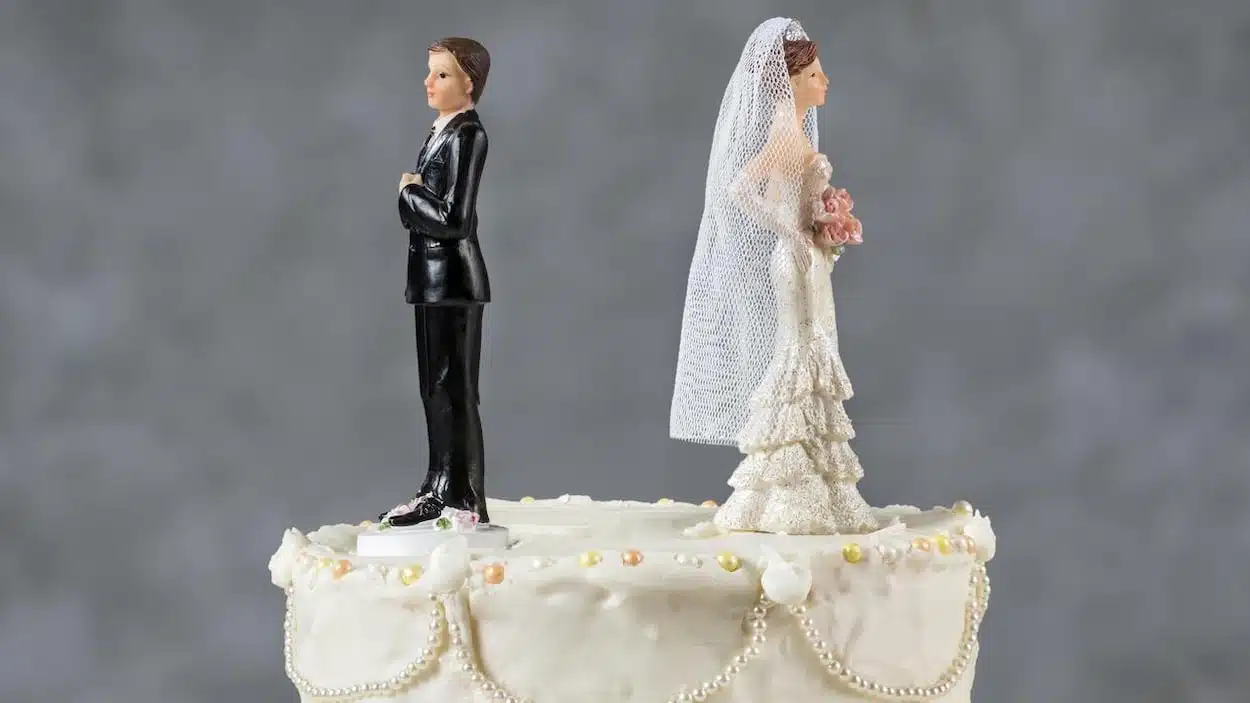 Femme décidée regardant vers l'avenir