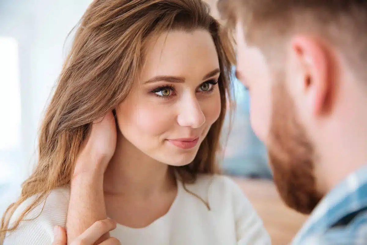 Femme souriante regardant son partenaire avec intensité