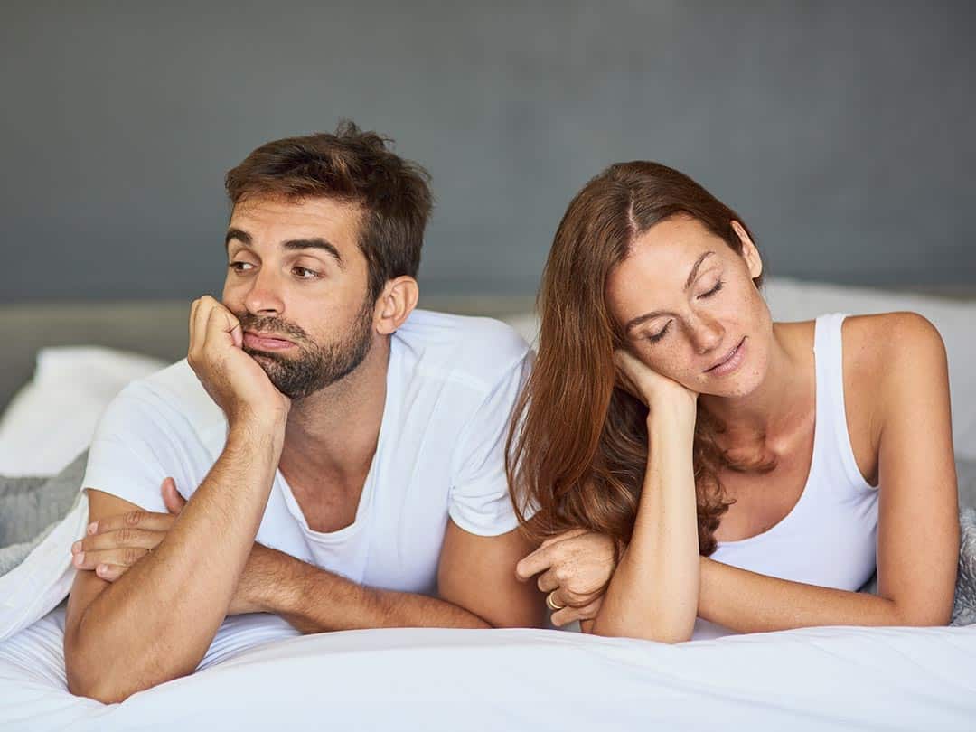 Couple échangeant des confidences