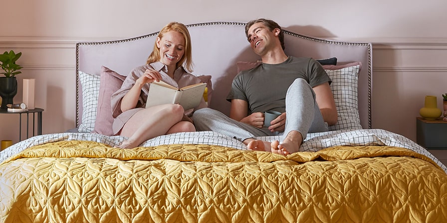Couple heureux dans une chambre
