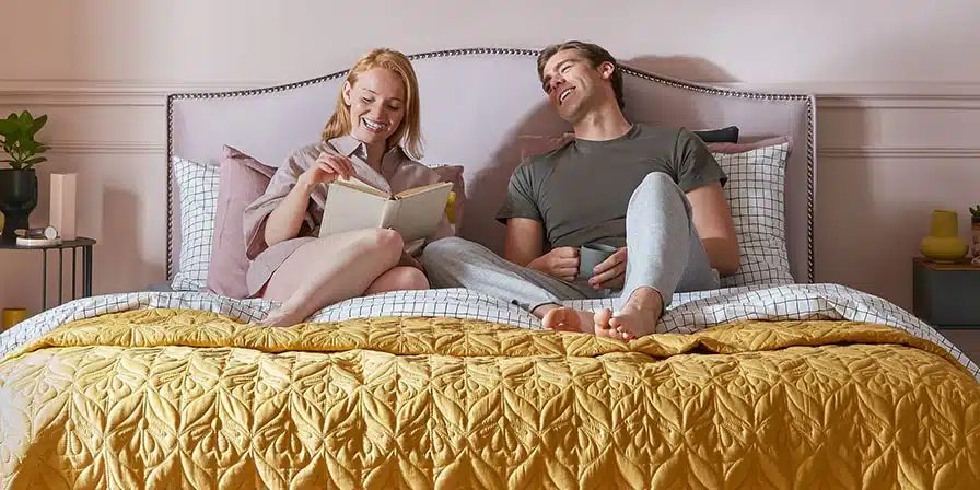 Couple heureux dans une chambre