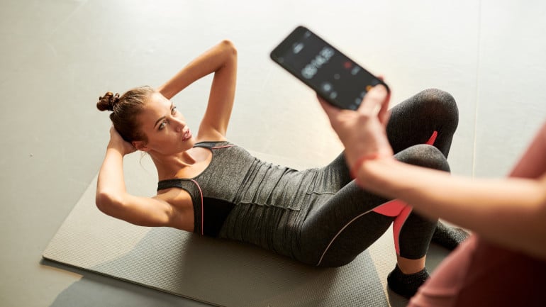 Femme effectuant des crunchs