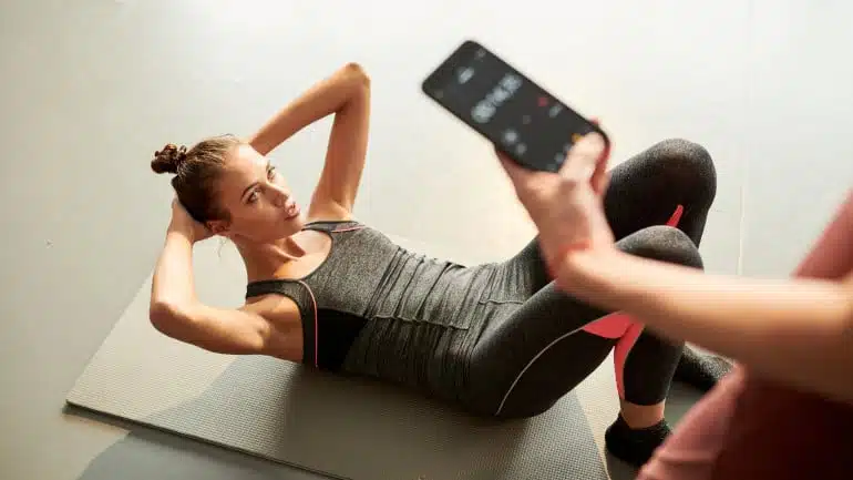 Femme effectuant des crunchs
