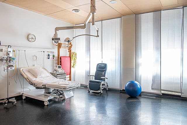 Illustration d'une salle d'accouchement moderne