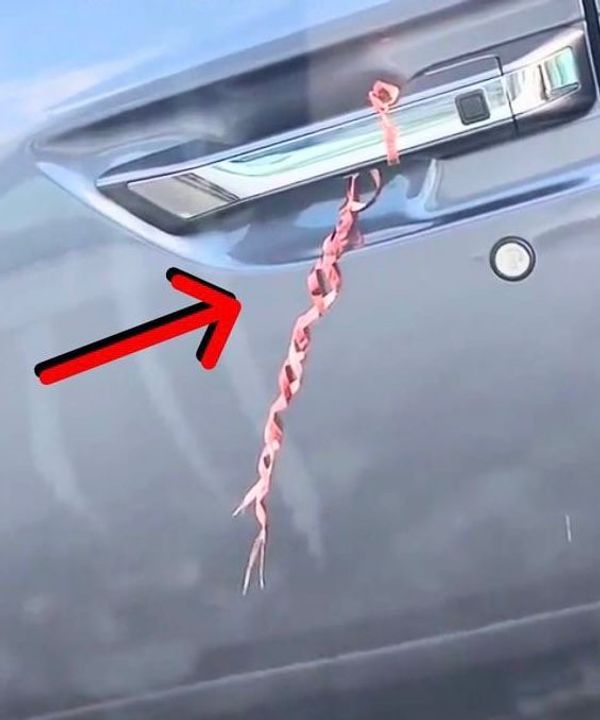 Fil attaché à une poignée de voiture