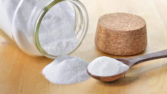 Linge blanc éclatant grâce au bicarbonate