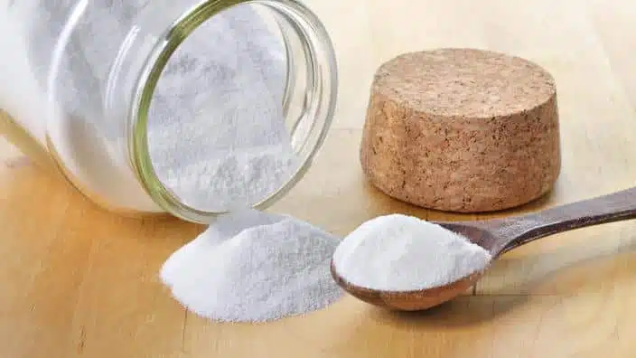 Linge blanc éclatant grâce au bicarbonate