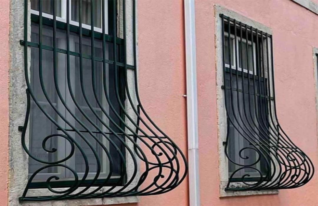 Grille artistique sur façade ancienne