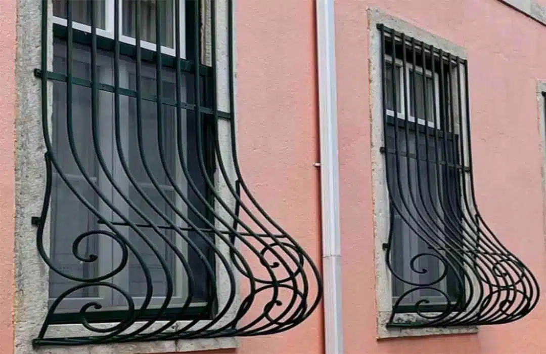 Grille artistique sur façade ancienne
