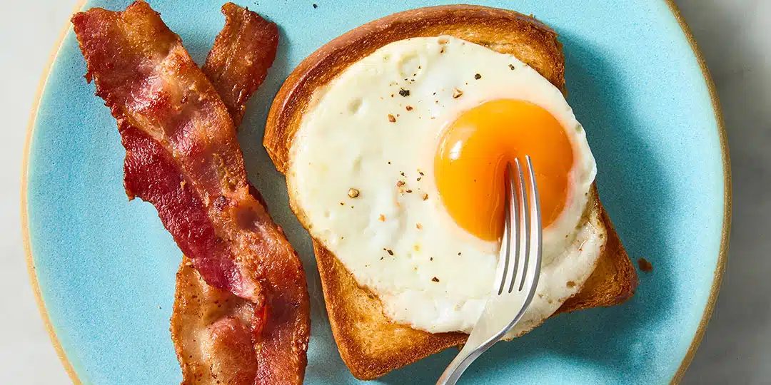 Œuf au plat dans une poêle