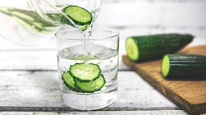 Verre d'eau infusée au concombre