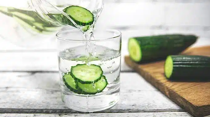 Verre d'eau infusée au concombre