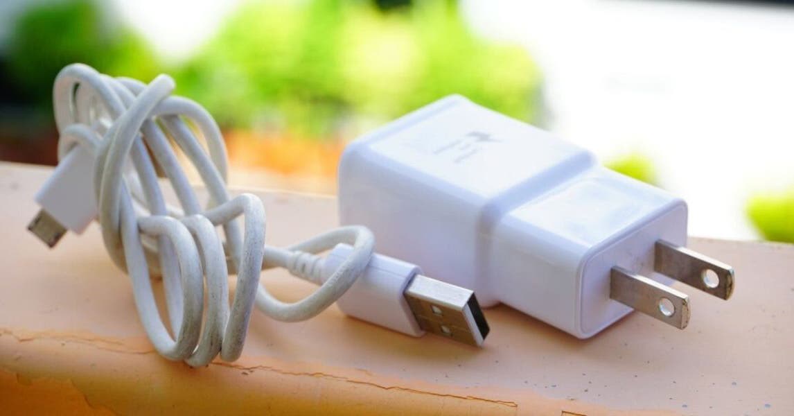 Laisser un chargeur branché peut nuire à l’environnement 