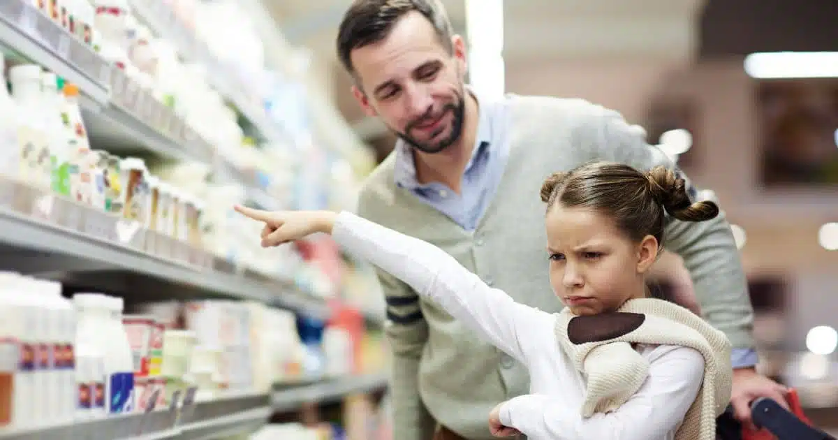 Enfant entouré de jouets mais insatisfait