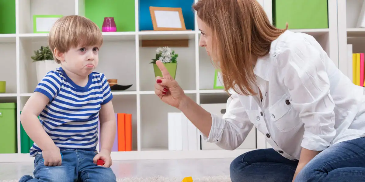 Mère expliquant gentiment à son enfant