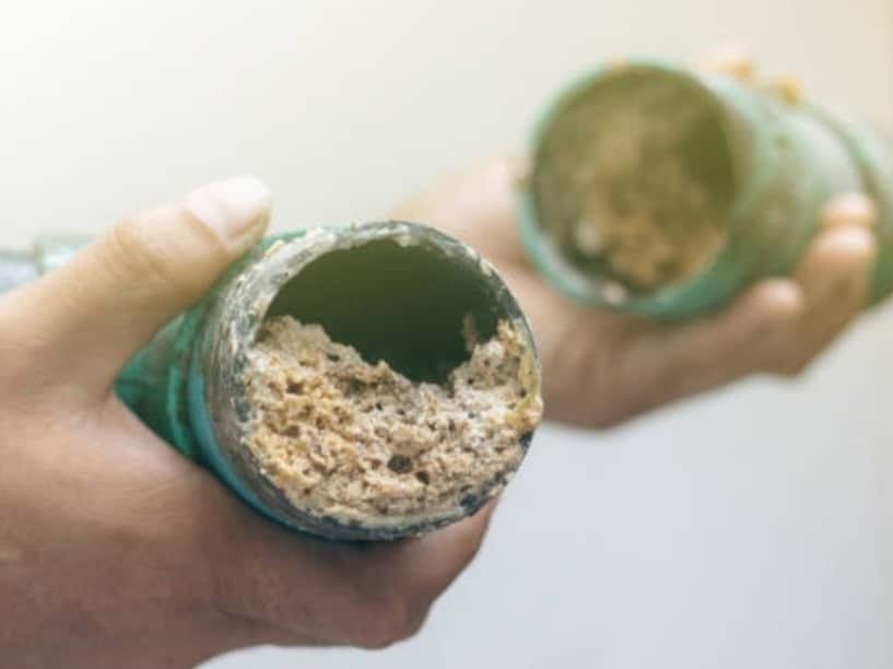 Illustration montrant des canalisations bouch&eacute;es par de la graisse