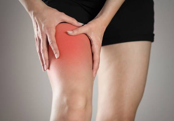 Femme se massant la jambe