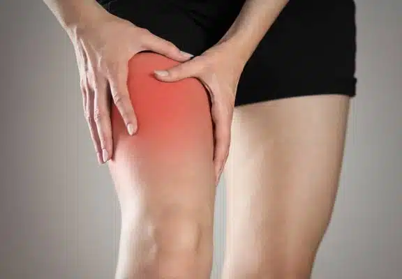 Femme se massant la jambe