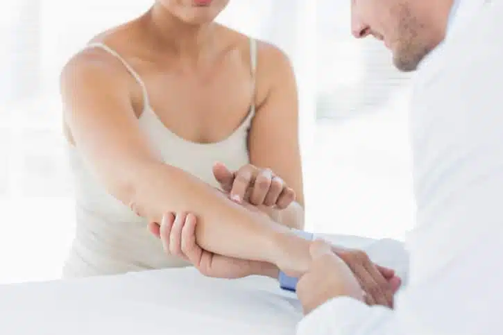 Personne massant son avant-bras douloureux