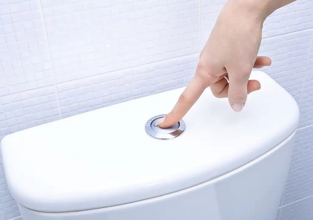 Femme nettoyant des toilettes avec une éponge