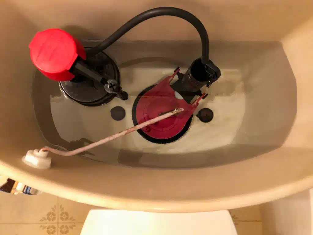 Dépôts de calcaire dans une cuvette de toilettes