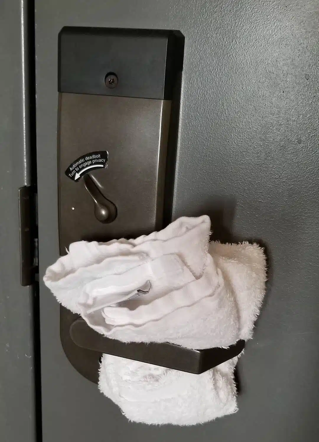 Femme vérifiant la sécurité d'une porte d'hôtel