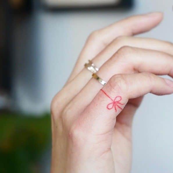 Exemple de tatouage fil rouge sur main