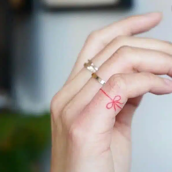 Exemple de tatouage fil rouge sur main