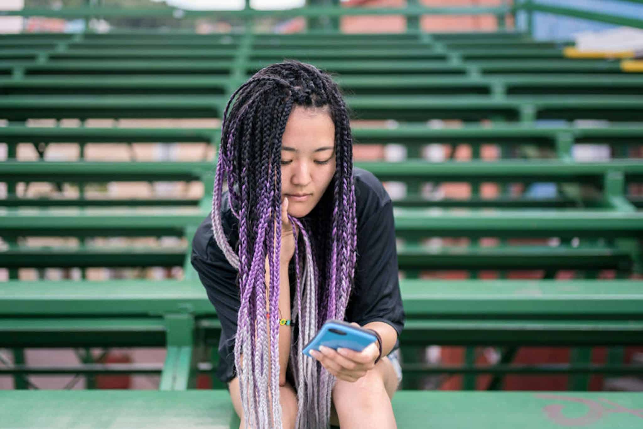 Femme regardant par la fen&ecirc;tre, l'air pensif