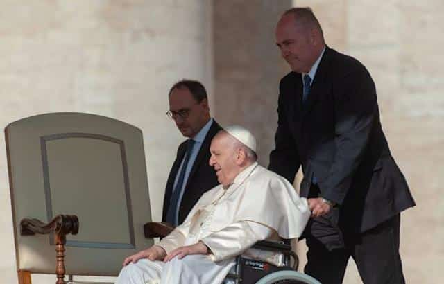 Le pape François entouré de fidèles