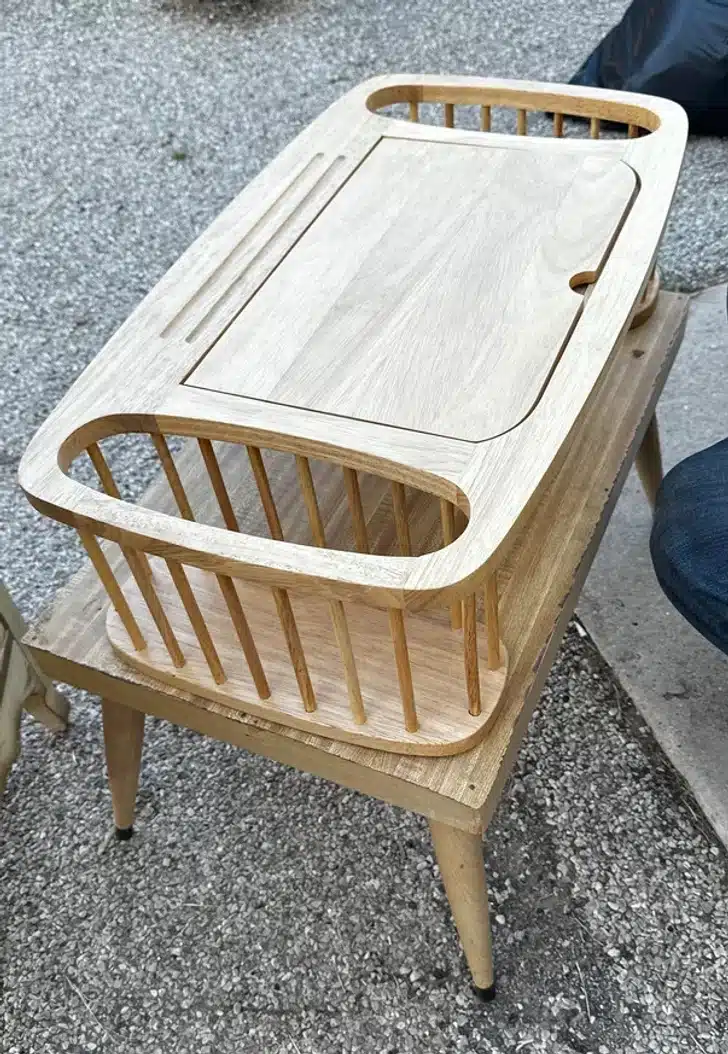 Table ou bureau avec un plateau qui se soul&egrave;ve pour r&eacute;v&eacute;ler un lit