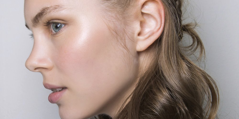 Femme au teint lumineux après un soin maison