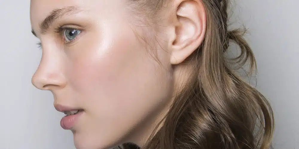 Femme au teint lumineux après un soin maison