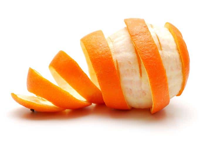 Écorces d'orange fraîches