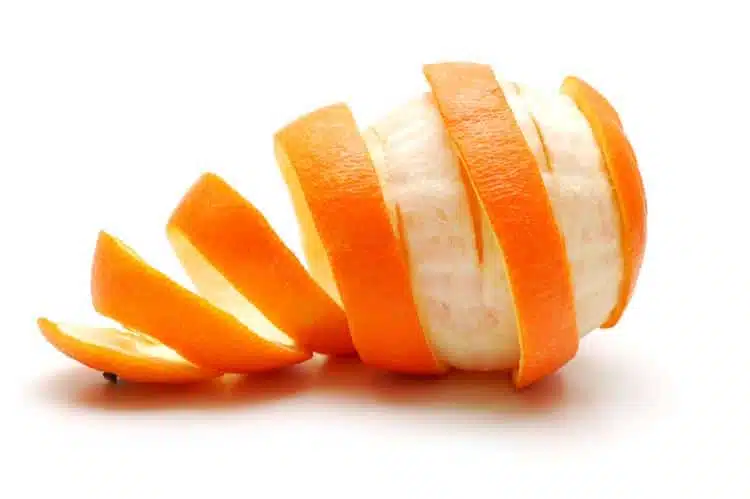 Écorces d'orange fraîches