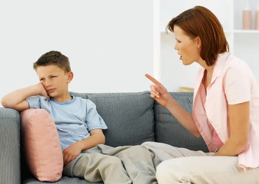 Parents discutant avec leur enfant