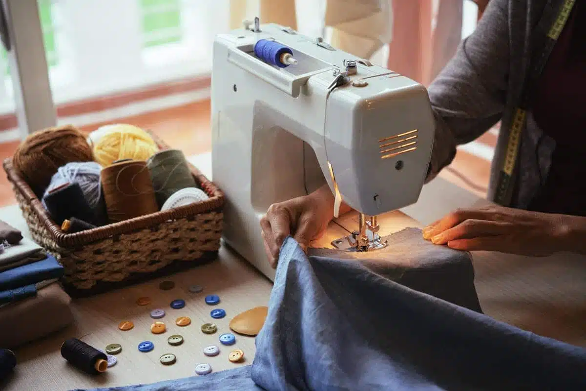 Couturier utilisant des techniques traditionnelles