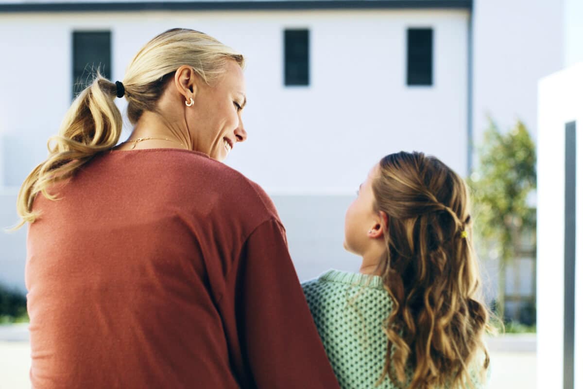Parents et enfants communiquant