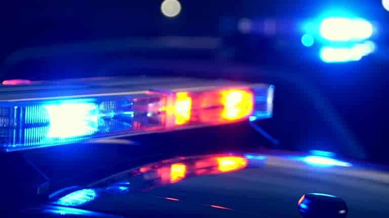 Gyrophares de police dans la nuit