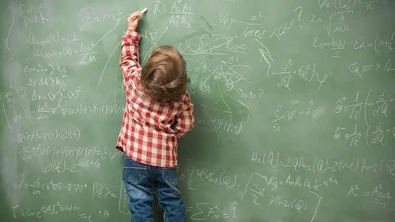 Jeune enfant gaucher concentré sur une activité manuelle