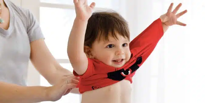 Enfant choisissant ses vêtements