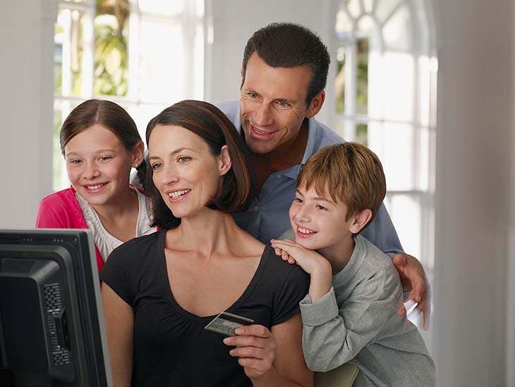 Famille surfant sur internet. source : spm