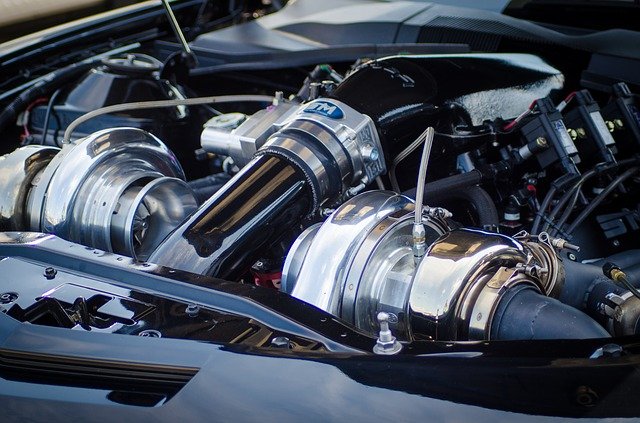 Moteur automobile avec capteur MAF visible
