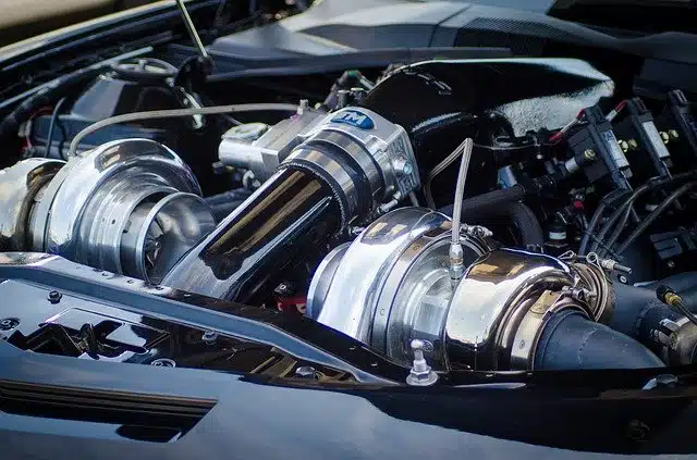 Moteur automobile avec capteur MAF visible