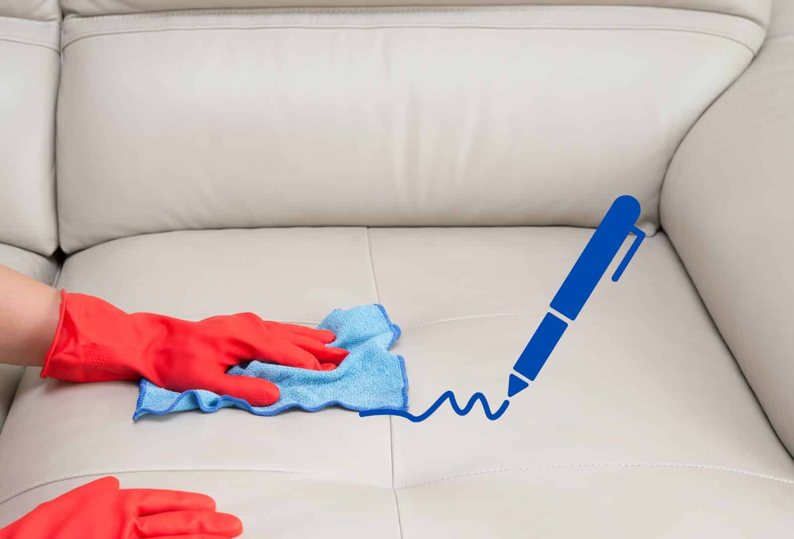 Détail d'une trace d'encre bleue sur une surface en cuir clair