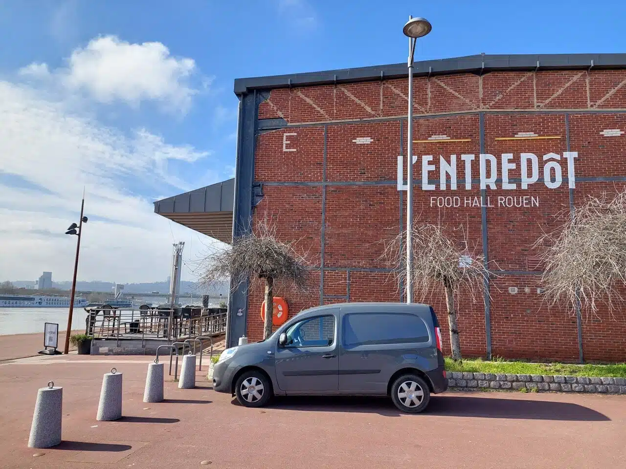 Entrepôt industriel mystérieux