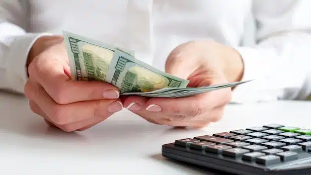 Femme calculant des économies avec remords